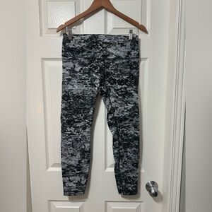 Lululemom wunder under high rise tight tight size 10 euc